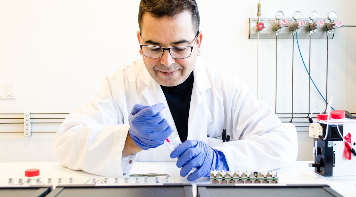 Scientist is refilling fuel cells with methanol